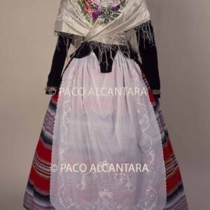 Vestido femenino de la zona del Maestrat.