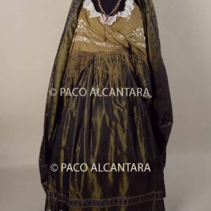 Traje femenino del S. XIX del tipo basquiña.