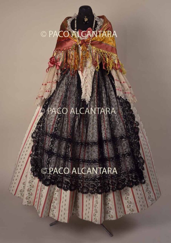 Traje femenino del S. XVIII.