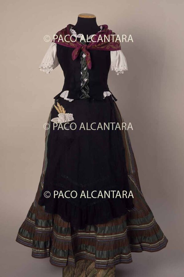 Vestido de niña de la zona de la huerta. Segunda mitad del S. XIX.