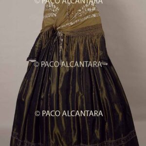 Traje femenino del S. XIX del tipo basquiña.