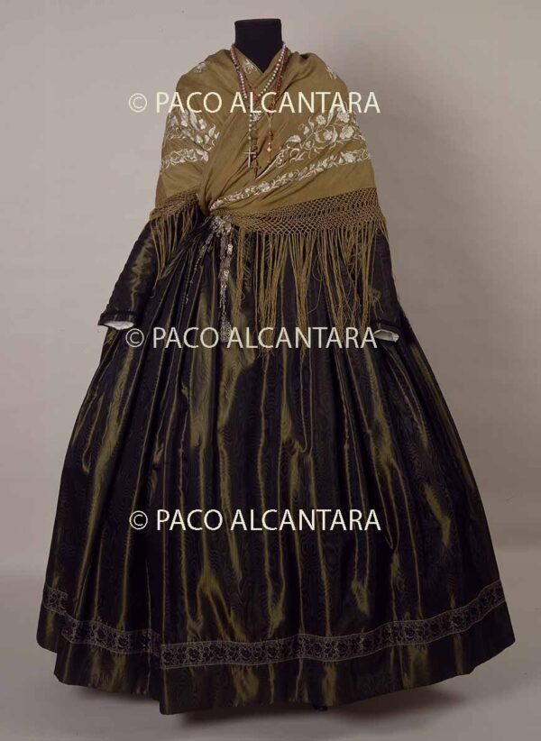 Traje femenino del S. XIX del tipo basquiña.