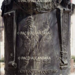 Relieve representando una escena del sainete Una gotera que tinc. Monumento a José Benlliure Gil.