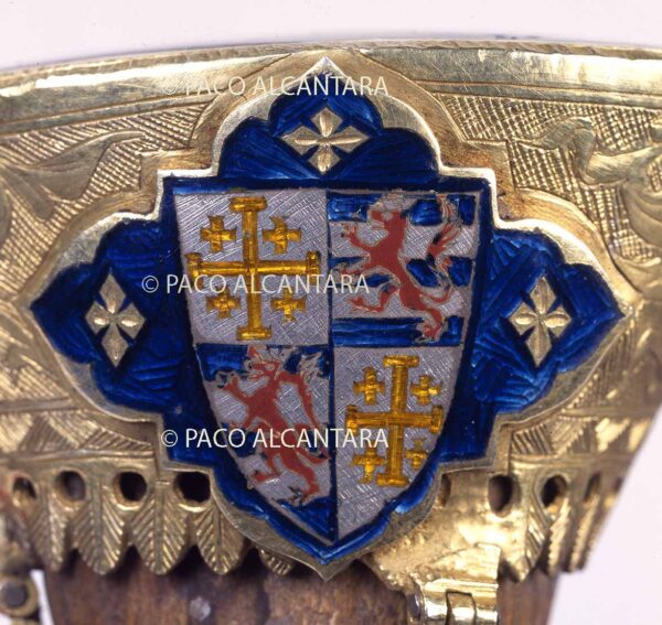 Relicario del Brazo de San Jorge de la Reina de Chipre.Detalle esmalte